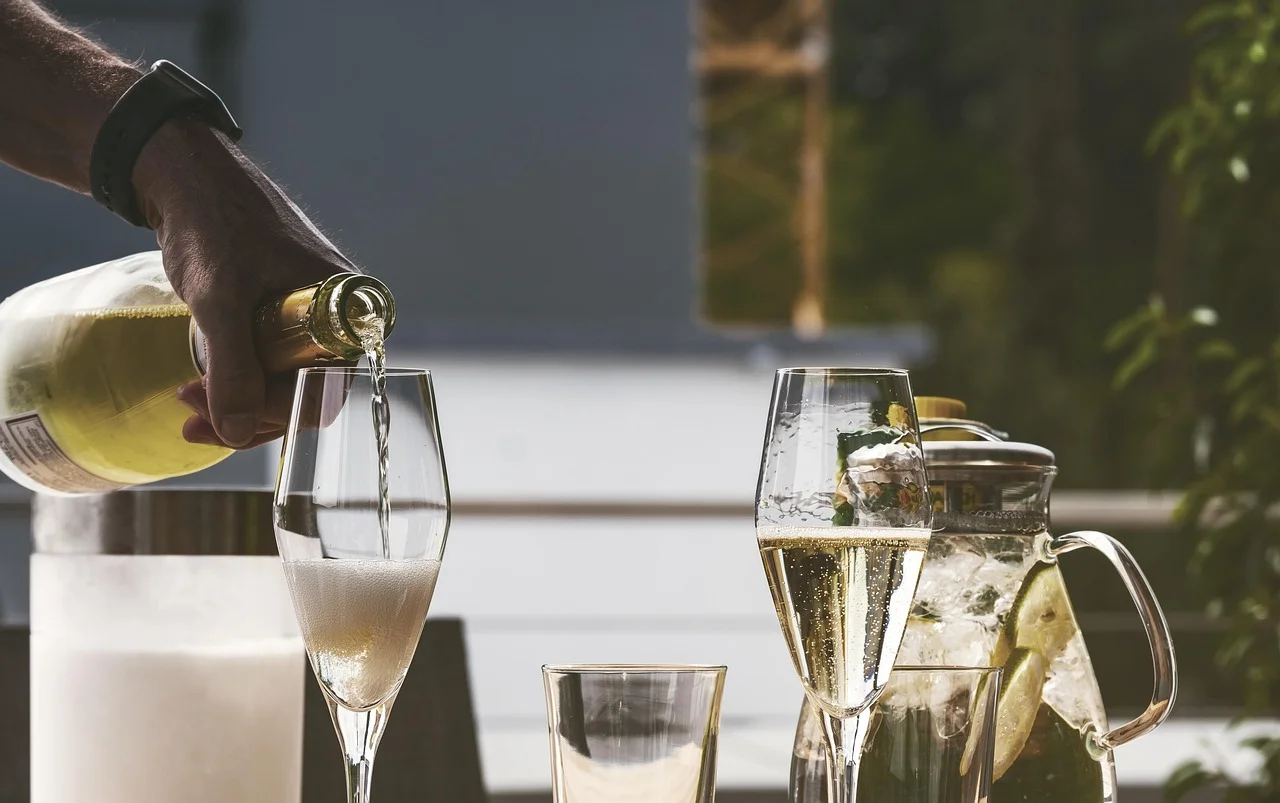 Etykiety na butelki na wino: papier, folia i uszlachetnienia premium