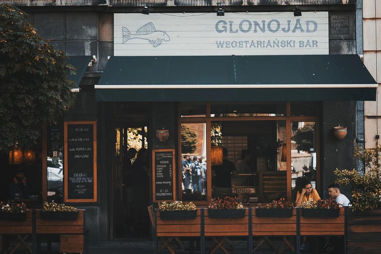 Naklejki z logo i reklamy zewnętrzne dla gastronomii