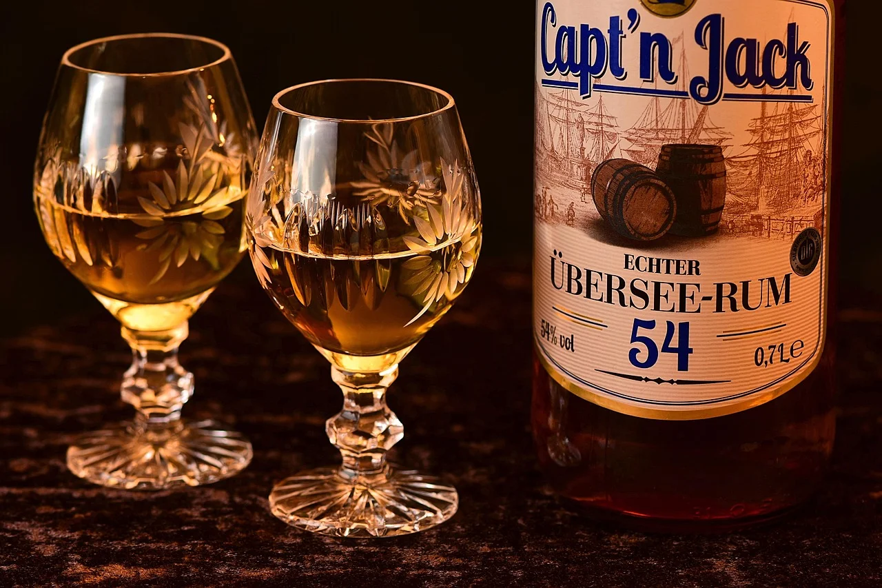 Personalizowane naklejki i etykiety na butelki: czym się różnią?